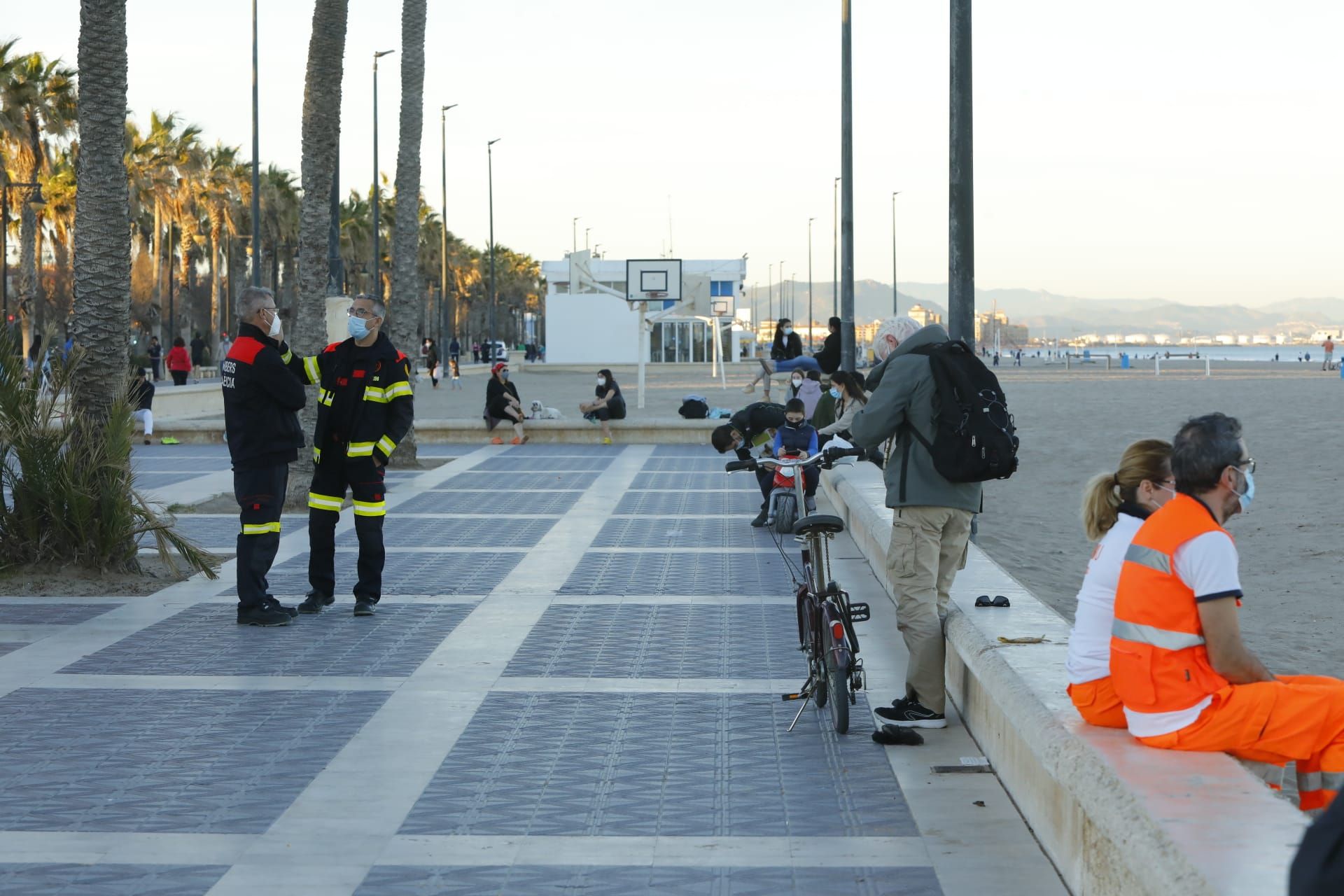 Buscan a un joven desaparecido en el agua de la playa de la Malva-rosa