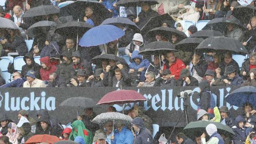 El palco de Balaídos vuelve a Tribuna y también se moja