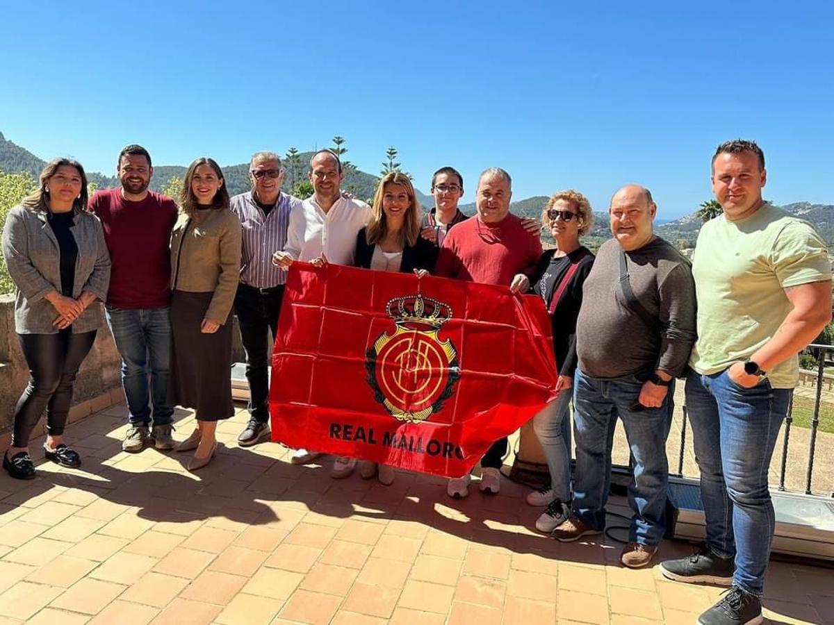 La alcaldesa de Andratx, Estefanía Gonzalvo, posa en el Castell de Son Mas con la bandera del Mallorca y miembros de la peña de la localidad.