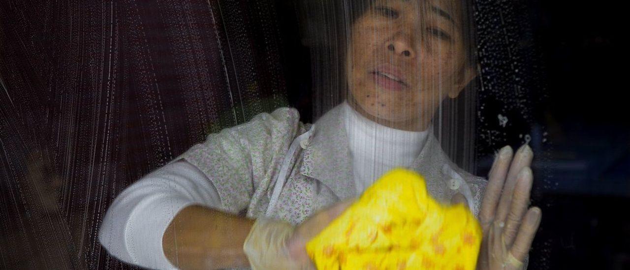 Una trabajadora del hogar durante su jornada laboral, en una foto de archivo.