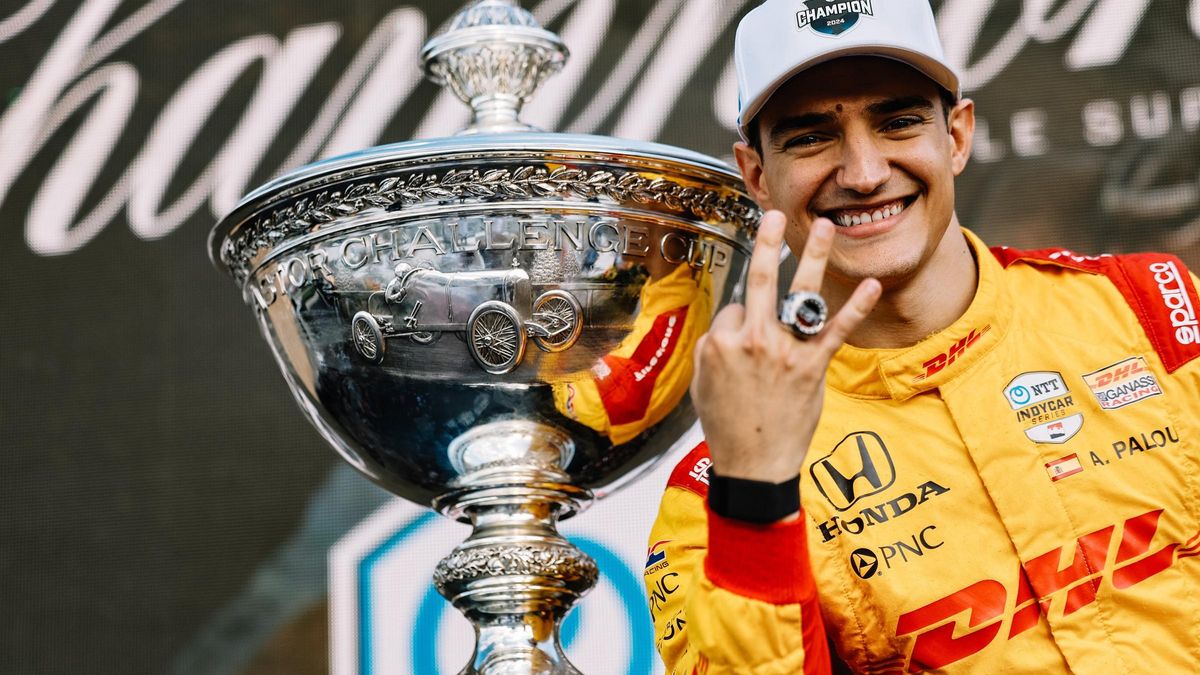 Alex Palou, piloto español, celebra su triunfo en la IndyCar estadounidense.