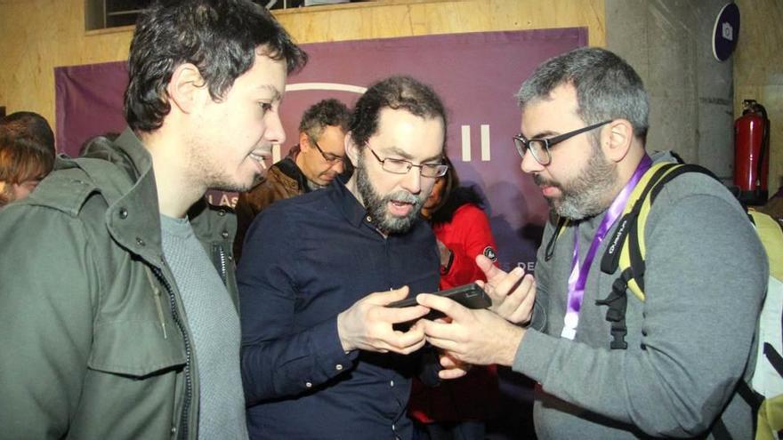 De izquierda a derecha, Segundo González, Emilio León y Xuacu Rodríguez en la asamblea de Vistalegre.