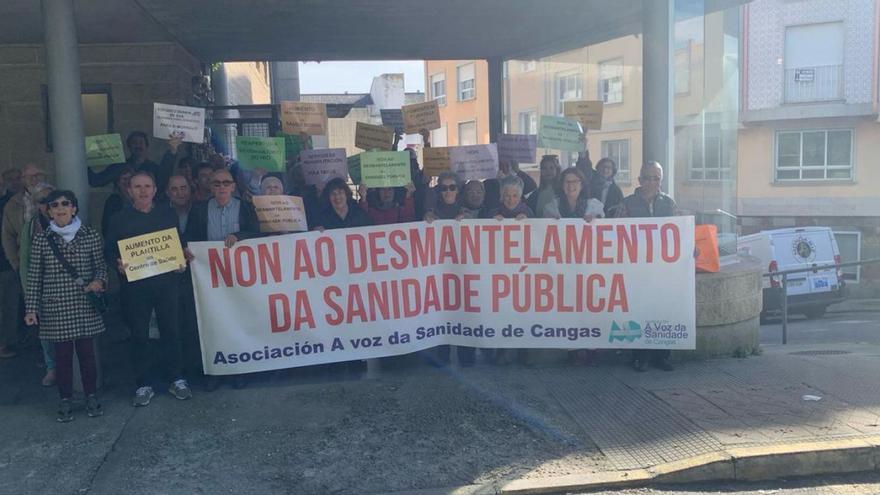 Concentración de ayer convocada por A Voz da Sanidade ante el centro de salud de Cangas.   | // FDV