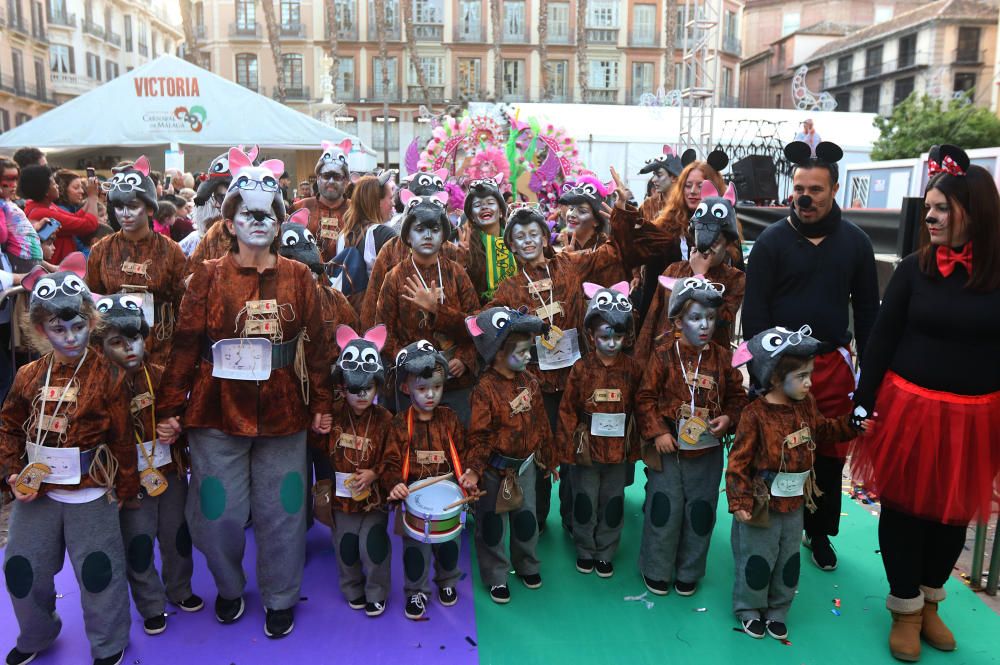 Desfile de dioses y grupos de animación.