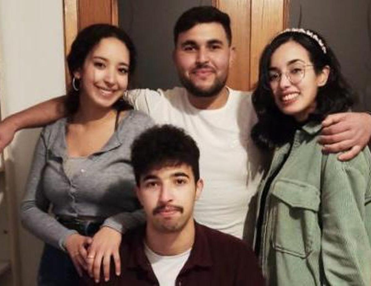 Khalid Bouzit, vestido de blanco en la foto con sus sobrinas en Cangas.