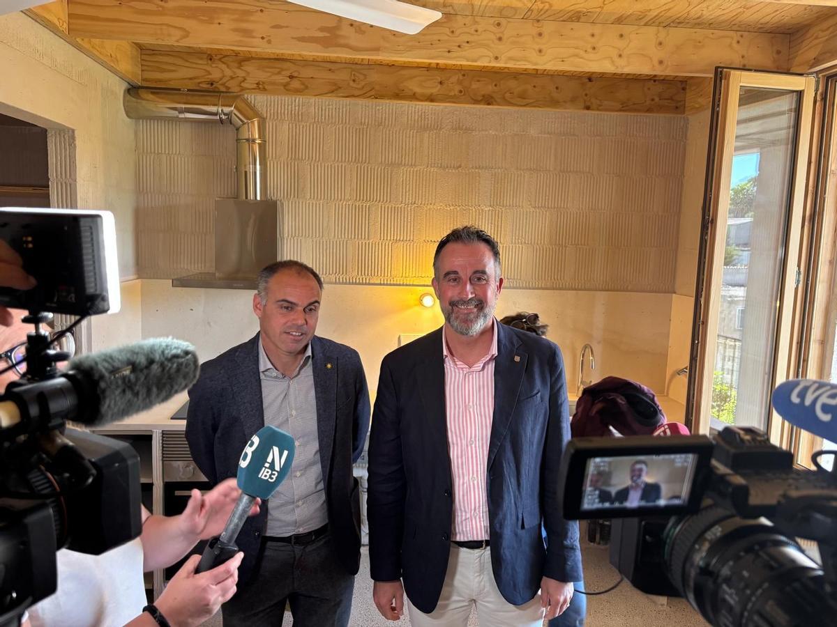 El alcalde de Santa Margalida, Martí Torres, y el conseller José Luis Mateo, durante el acto de entrega de las llaves.