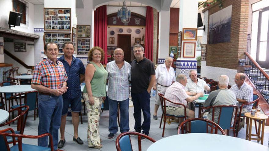 Francisco Ortega (izq.), Francisco Barbero, Mari Carmen Peláez, Manuel Peláez y Demófilo Peláez en la sede de la Peña El Palustre.