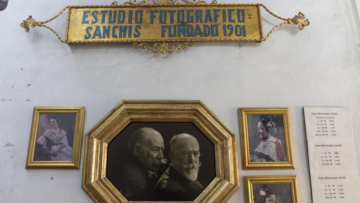 Sanchis cierra su centenaria tienda de fotografía