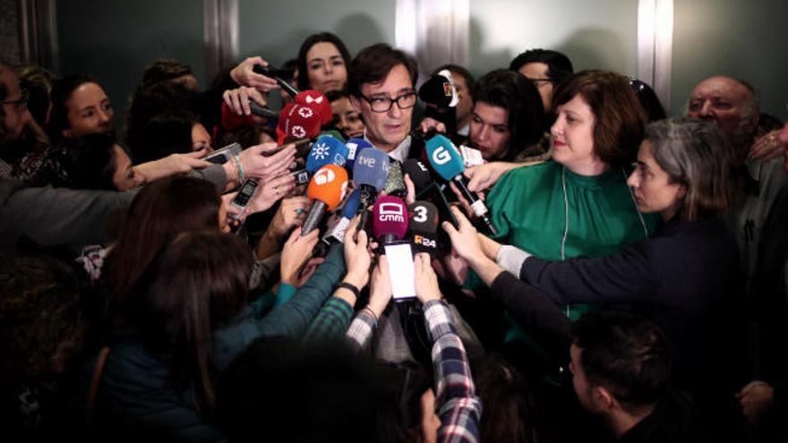 El ministro Salvador Illa responde a los periodistas.