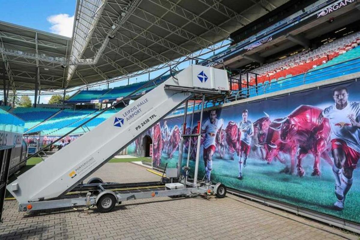El RB Leipzig coloca una escalera para que los suplentes puedan llegar al césped El RB Leipzig coloca una escalera para que los suplentes puedan llegar al césped