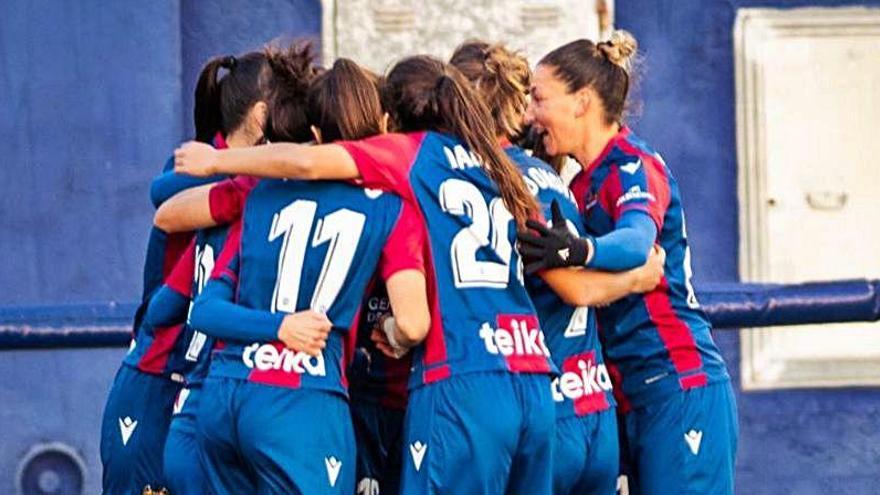 Las chicas de Pry celebran uno de los cinco goles ante el Rayo