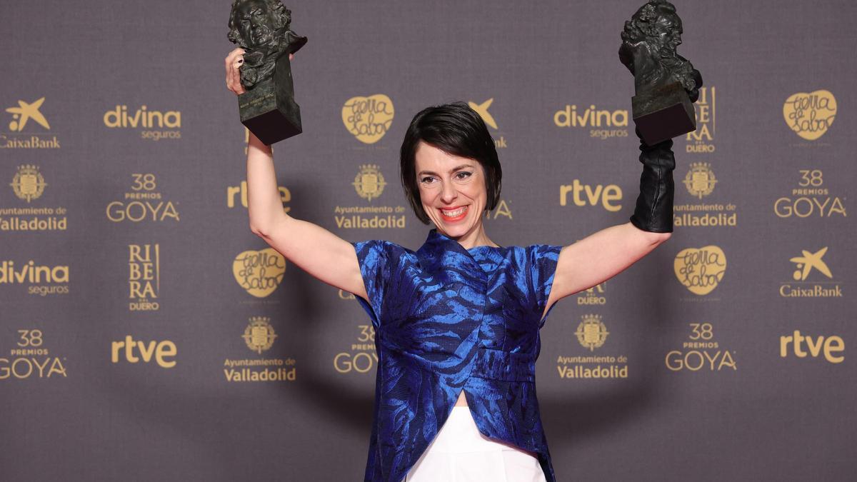 La directora Estibaliz Urresola con dos de los Premios Goya por «20.000 especies de abejas».