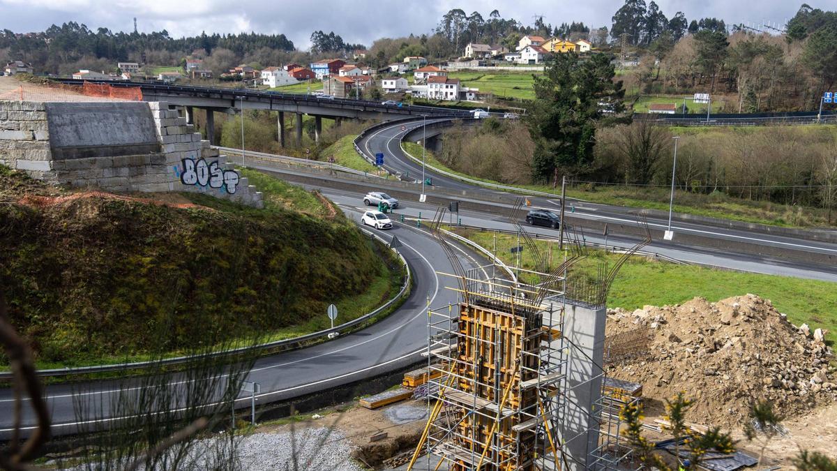 Estructura junto al acceso a la SC-20 que soportará las dos pasarelas necesarias para continuar con la senda peatonal y ciclista entre Milladoiro y la Estación Intermodal de Santiago