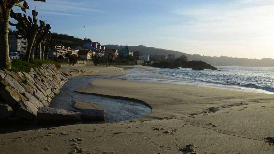 El río y las mareas dejan un gran desnivel con respecto al paseo en Agrelo, en Bueu. // Gonzalo Núñez