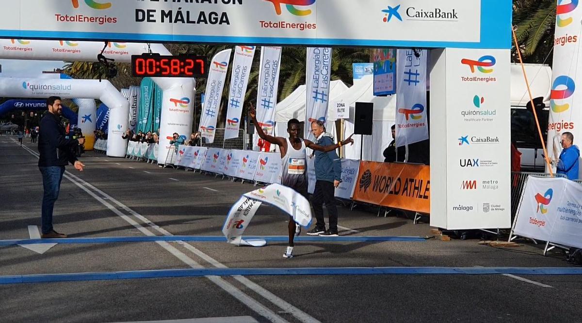 Kipkosgei llegando a la meta.