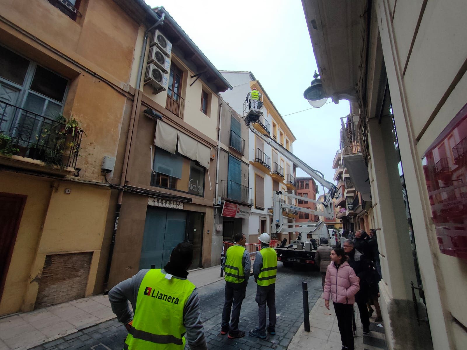 Revisan el estado del tejado de una casa abandonada en el casco antiguo de Xàtiva
