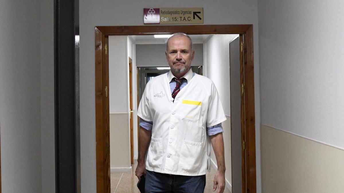 El doctor Abel Novoa, en los pasillos  de Urgencias del hospital Morales Meseguer de Murcia, esta semana.