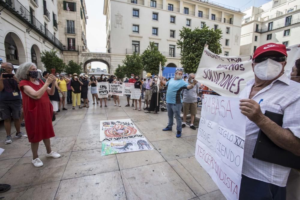 Vecinos de la Zona Norte piden la dimisión de Julia Lllopis.