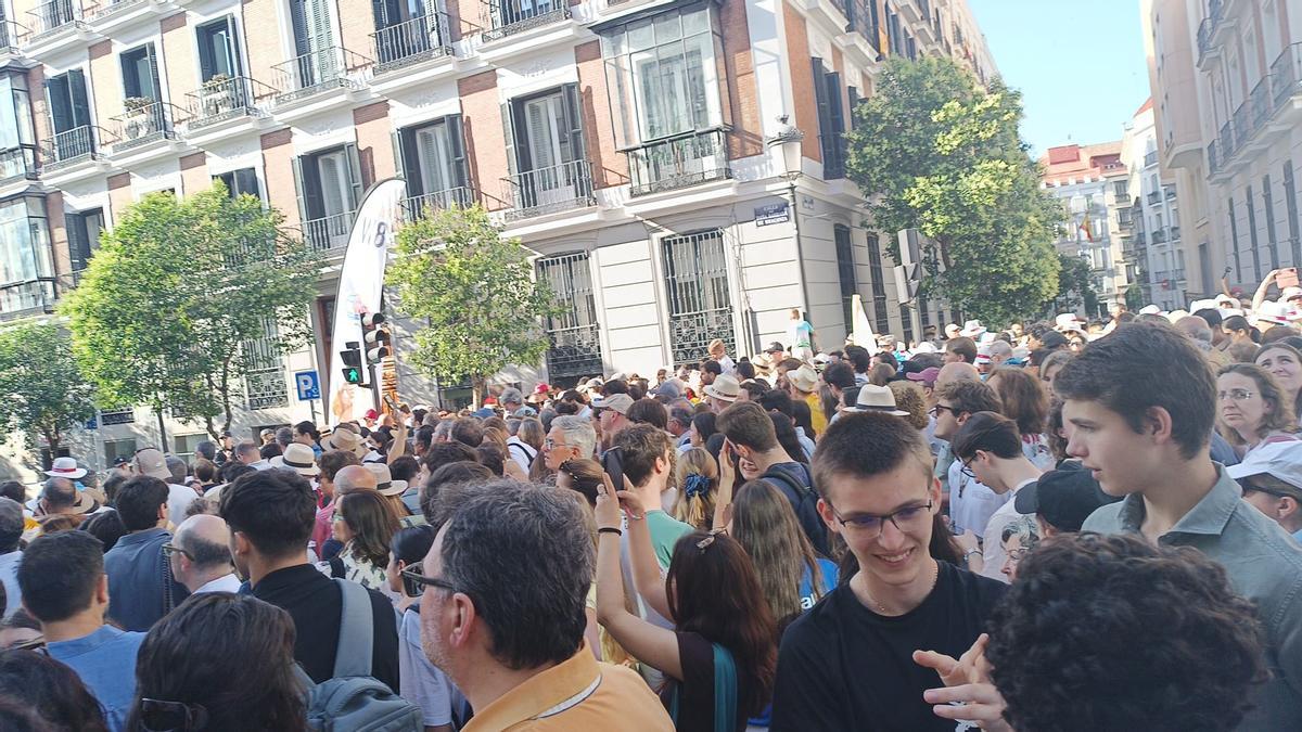 Colas para acceder a la misa del papa León XIV.
