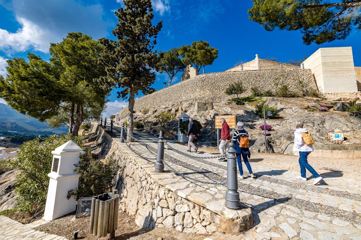 Turistas en el pueblo de Polop, en una imagen de archivo.