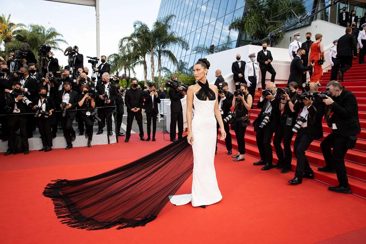 Bella Hadid en Cannes con vestido blanco y negro