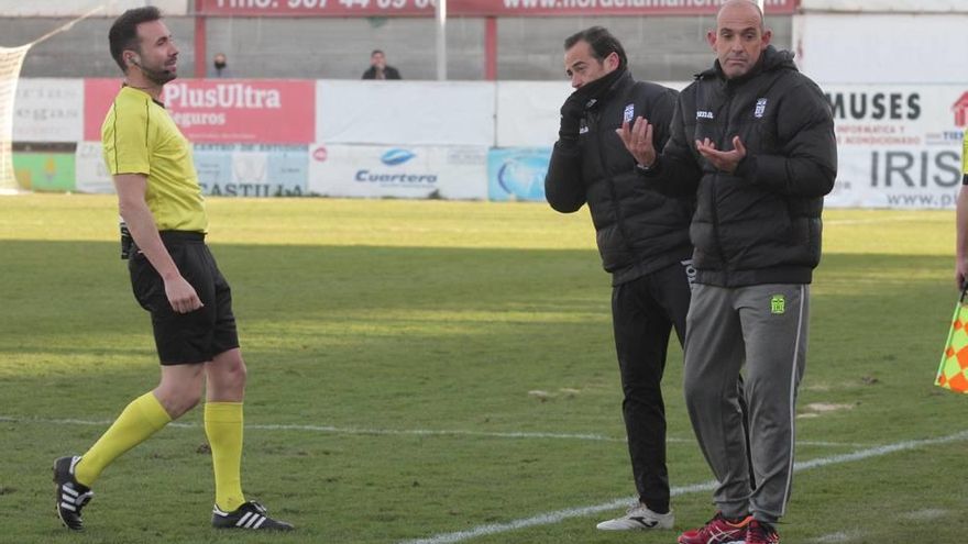 Monteagudo con rostro de no entender nada, en el momento en el que es expulsado en el partido ante La Roda del pasado domingo.