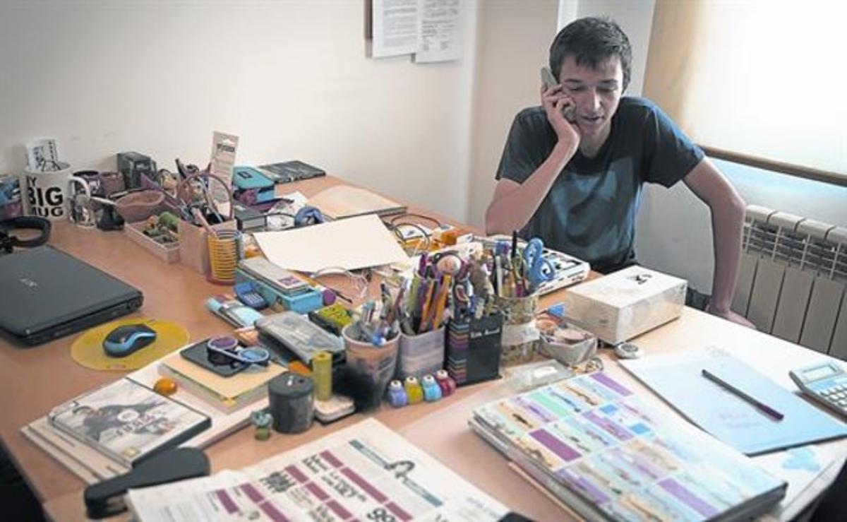 Carles Domingo, ahir al despatx de casa seva que fan servir ell i els seus germans. Carles Domingo, ahir al despatx de casa seva que fan servir ell i els seus germans.