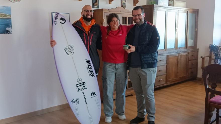 La arena de la playa de Tapia viaja al Pacífico con Kenia López: la joven surfista acaba de aterrizar en El Salvador para su primer Mundial