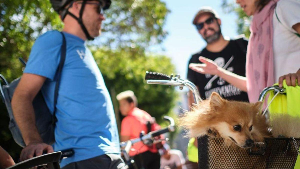 Dos personas con sus bicicletas en La Laguna.