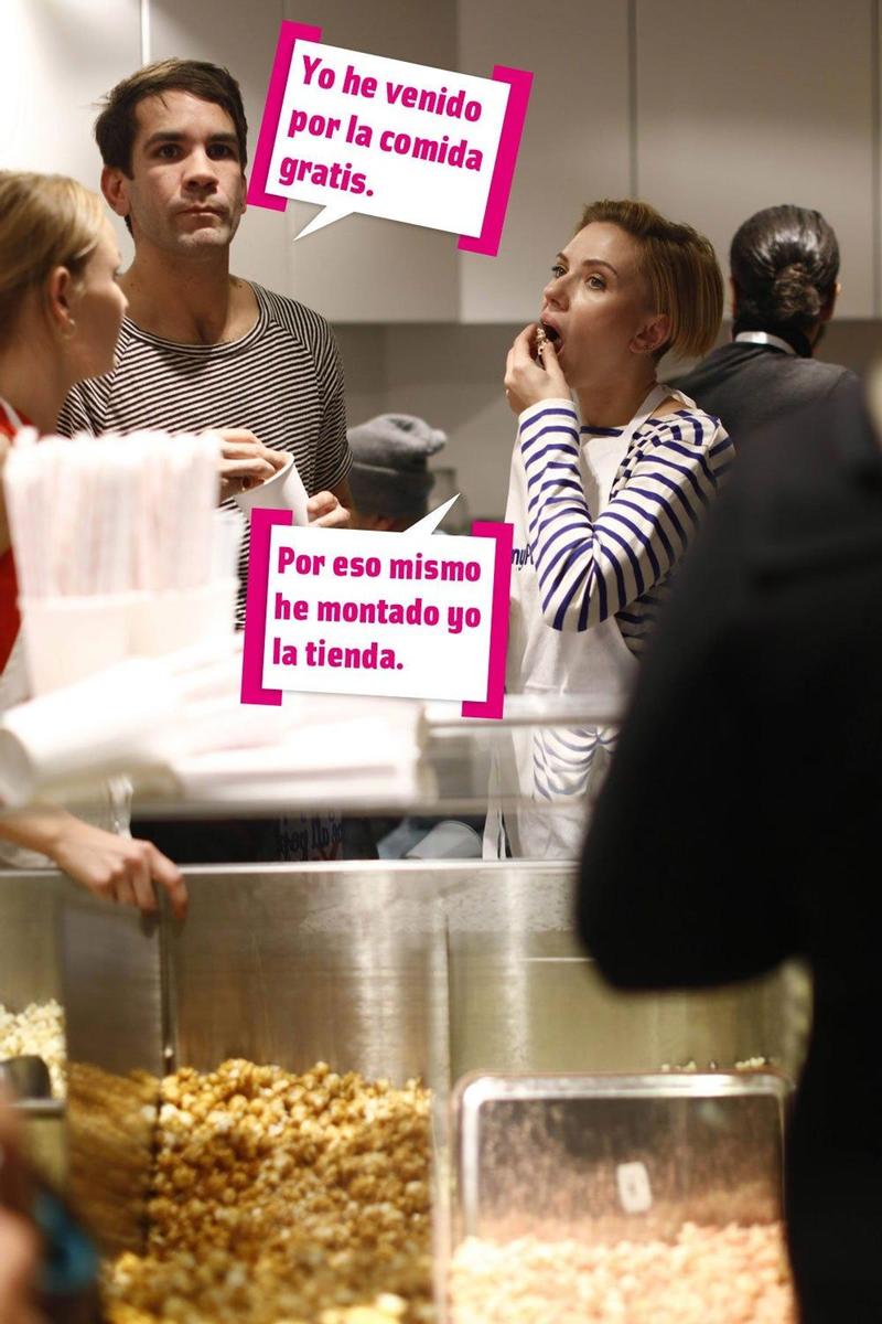 Scarlett Johansson y su ex marido en la inauguración de su tienda de palomitas