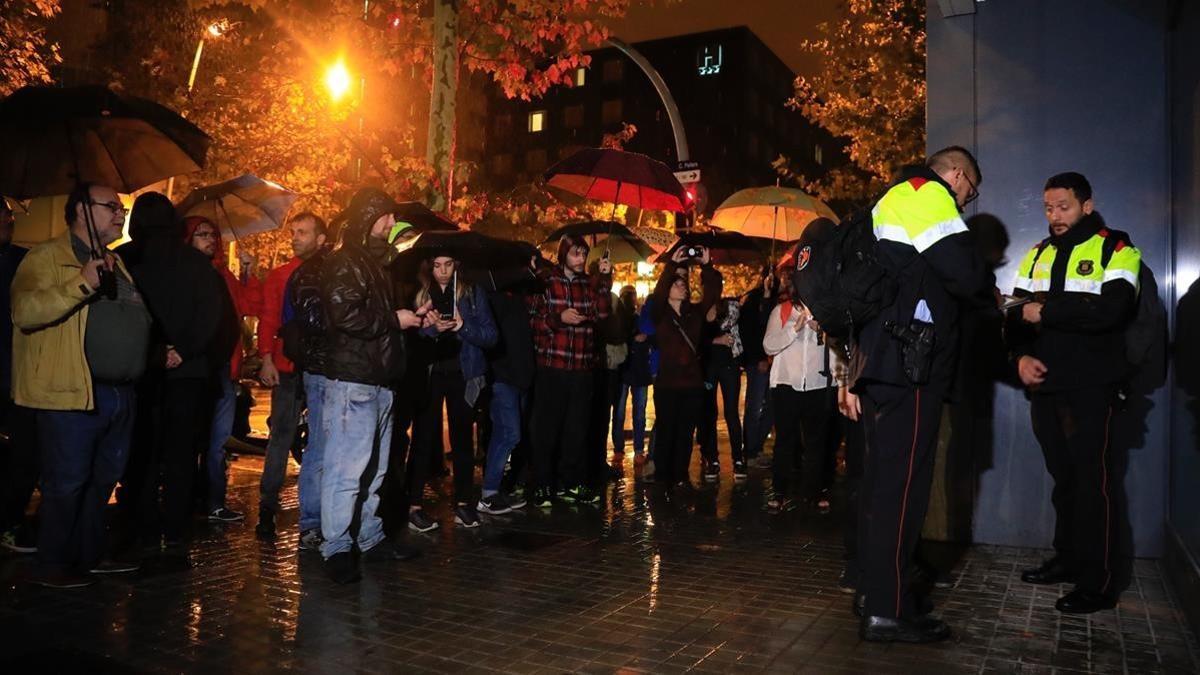 Mossos levantan acta en el Colegio La Llacuna de Poblenou.