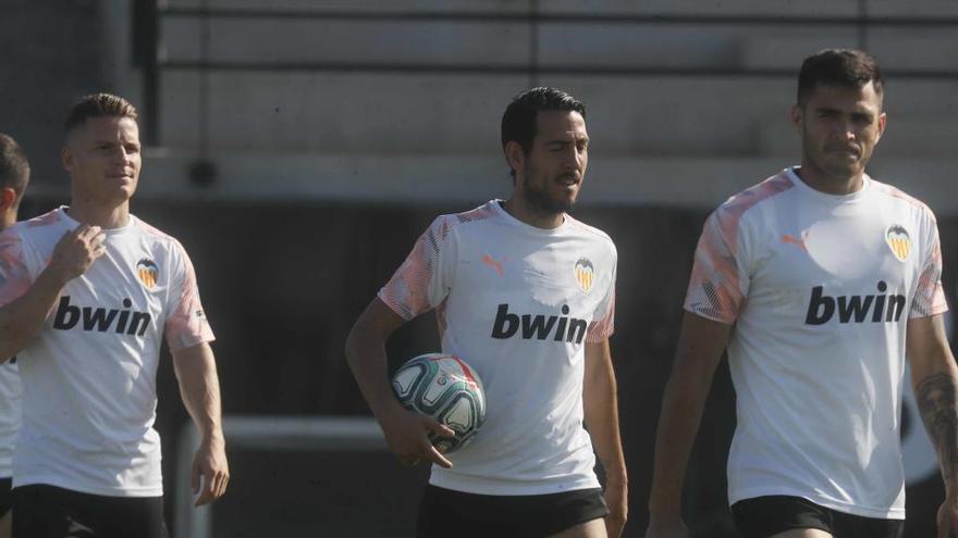 Gameiro, Parejo y Maxi Gómez, ayer en Paterna.