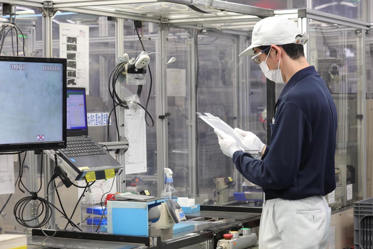 Un trabajador de la gigafatoría de AESC.