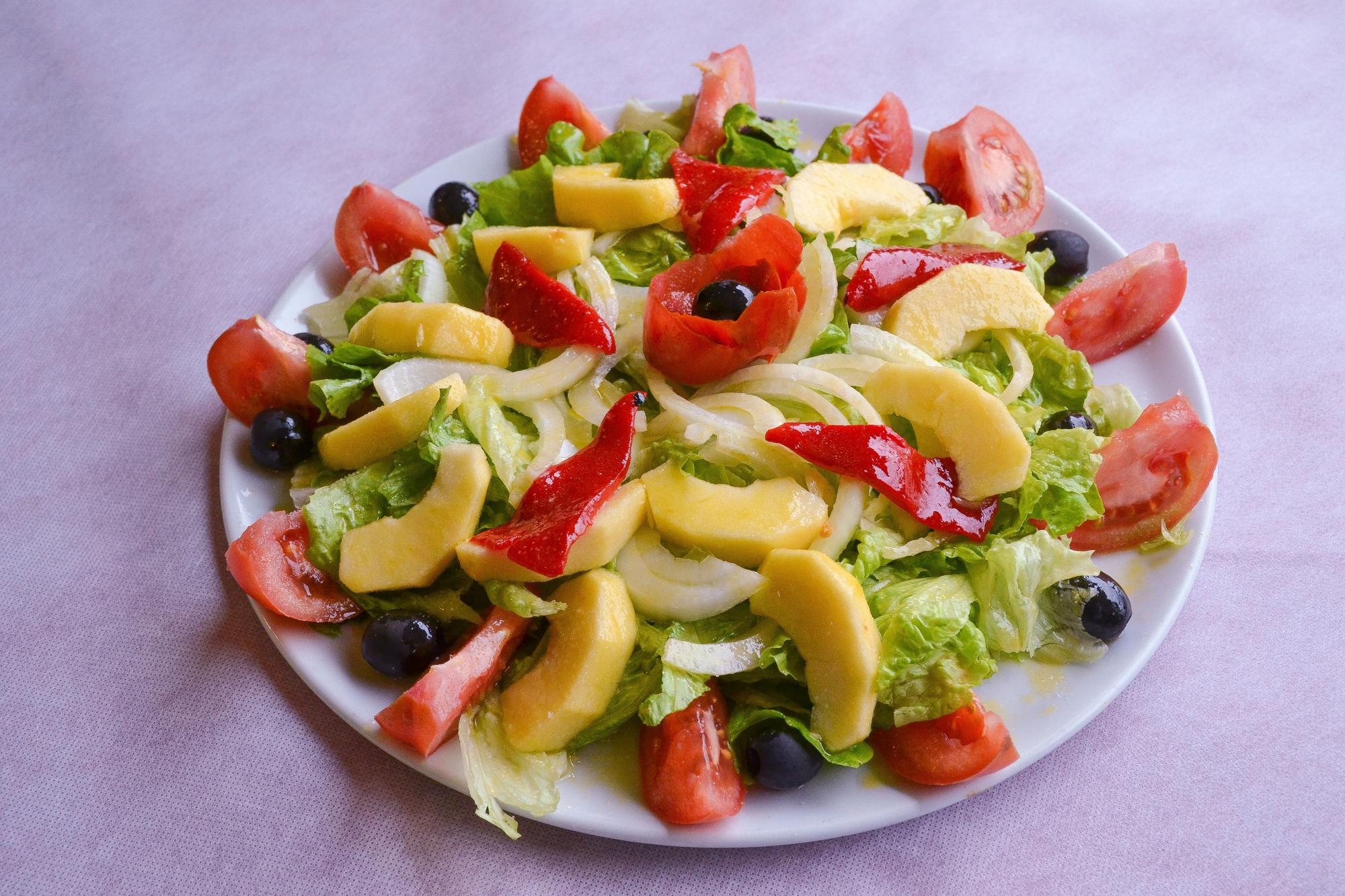 Ensalada especial de la casa, con protagonismo de la manzana y la miel.