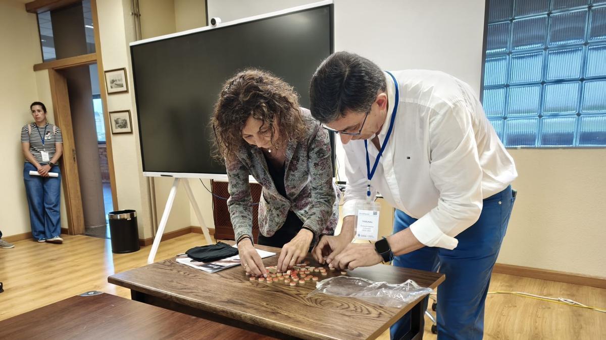 La consejera de Educación, Eva Ledo, asiste, el mismo día de las oposiciones, al sorteo del tribunal 1 de Primaria, en Gijón, junto al su presidente, Luis Antonio Segurola.