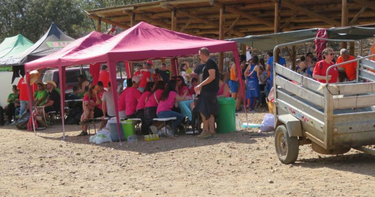 La romería culminó con la tradicional comida junto a la ermita. |