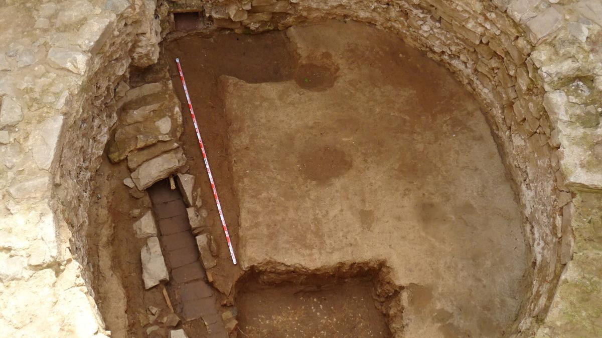 Detalle de la cloaca del siglo XVI y de la base del lagar del XVIII-XIX en las casitas del Monasterio de Pedralbes