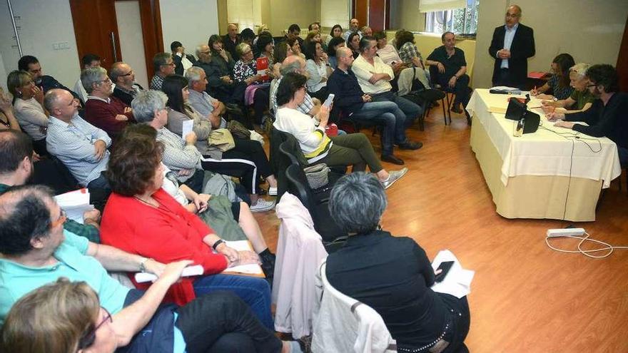 Asamblea celebrada por la militancia pontevedresa para elegir a sus delegados al &quot;congresillo&quot;. // R. V.