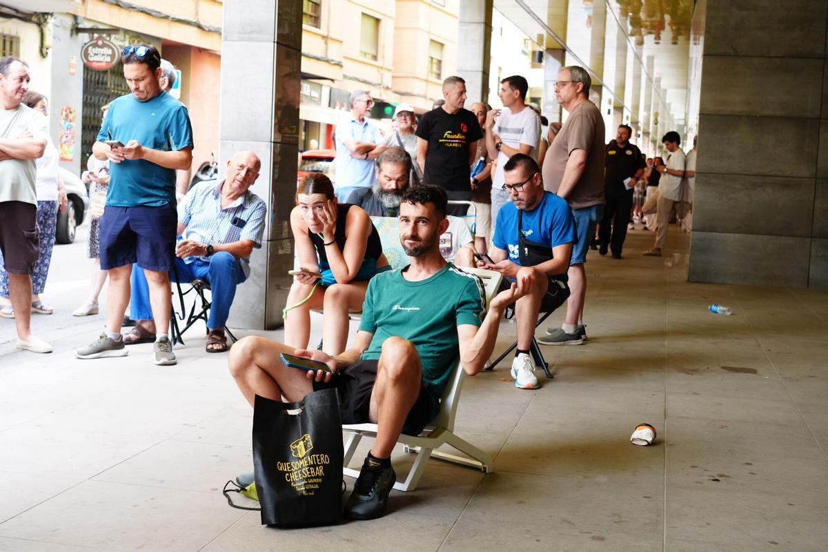 VILA-REAL. Reubicaciones para los abonados.  colas en La Cerámica.