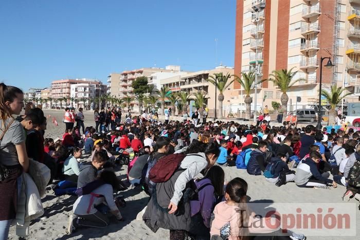 Un 'SOS' gigante para el Mar Menor formado por escolares en Villananitos