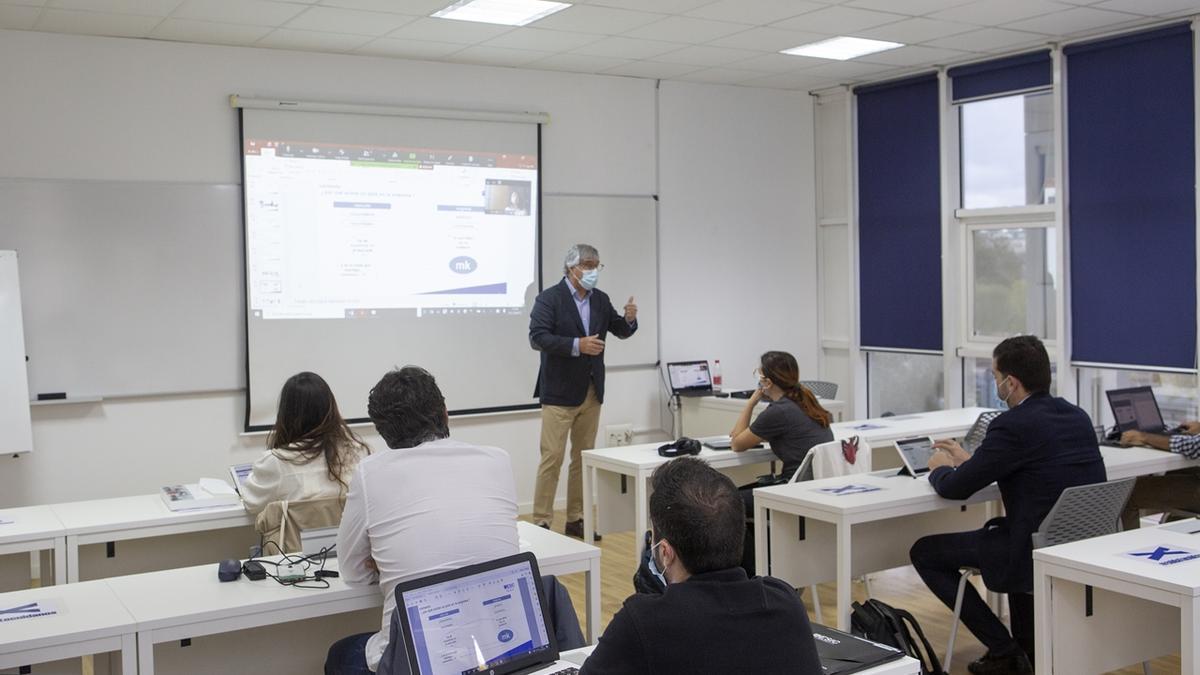 Alumnos de posgrado de CMR y MARKETING AUTOMATION atienden al profesor