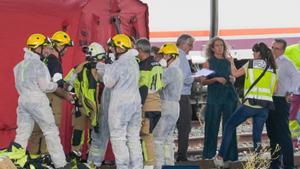 La policía, bomberos y la UME, despliegan el dispositivos para sacar el cadáver de Alvaro Prieto entre dos trenes
