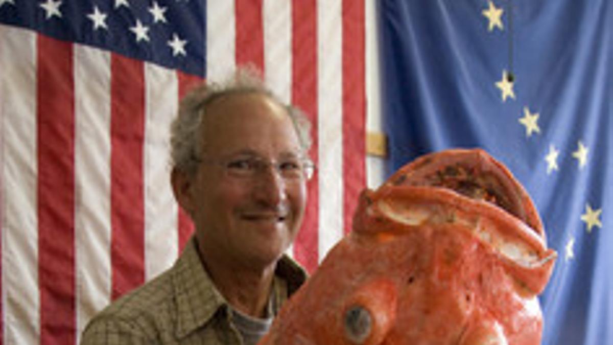 Henry Liebman posa en Sitka con la especie de pez roca pescado en aguas de Alaska.