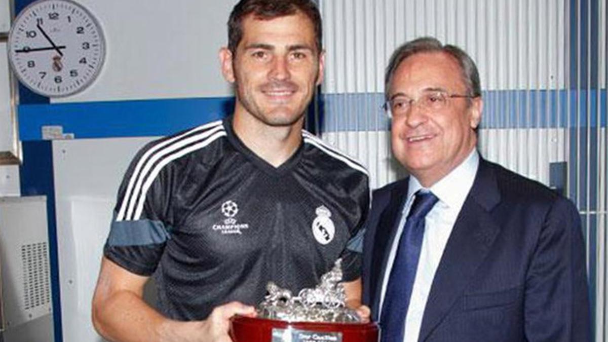 Casillas recibió un obsequio por su brillante historial en el Madrid