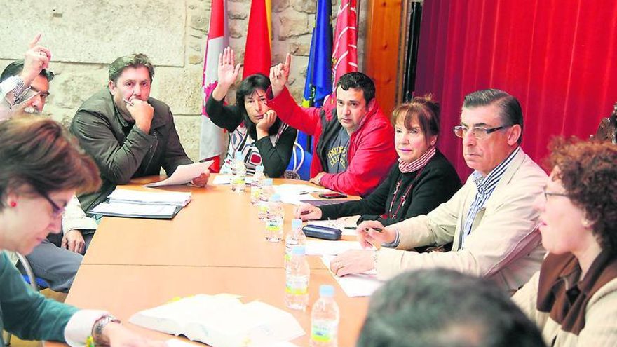 Los socialistas Susana Hernández y Feliciano Arce, al fondo, votando ella a favor y él en contra.