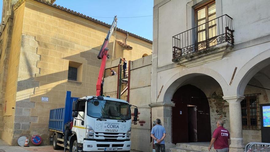 Los Sanjuanes de Coria instalan su potente sistema de seguridad con 104 vallas y 29 puertas de planes de evacuación