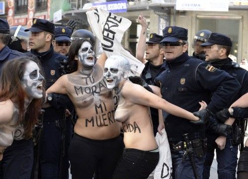 Las Femen irrumpen en la marcha contra el aborto