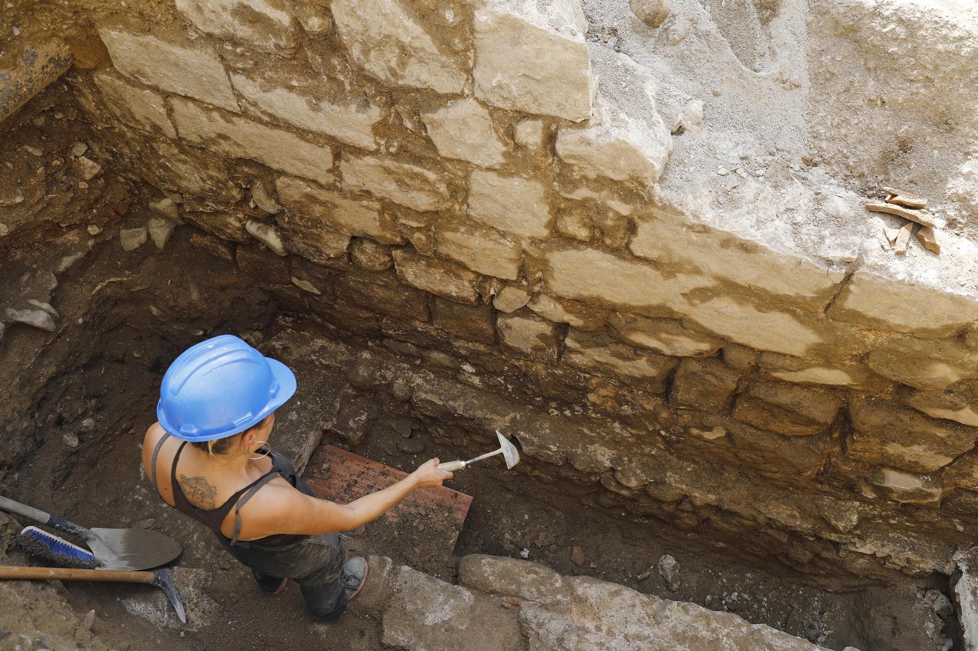 Troben un pany de muralla a la Rambla de Girona