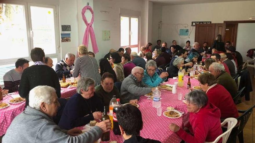 Vecinos que participaron en la comida benéfica contra el cáncer.