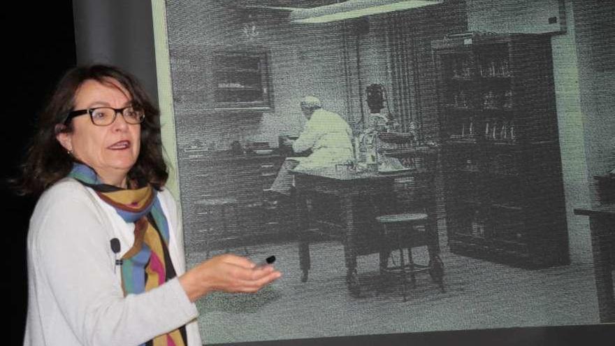 María Jesús Santesmases, ayer, durante la charla que ofreció en Luarca. Al fondo, una imagen de Severo Ochoa trabajando en un laboratorio &quot;muy sencillo&quot;.